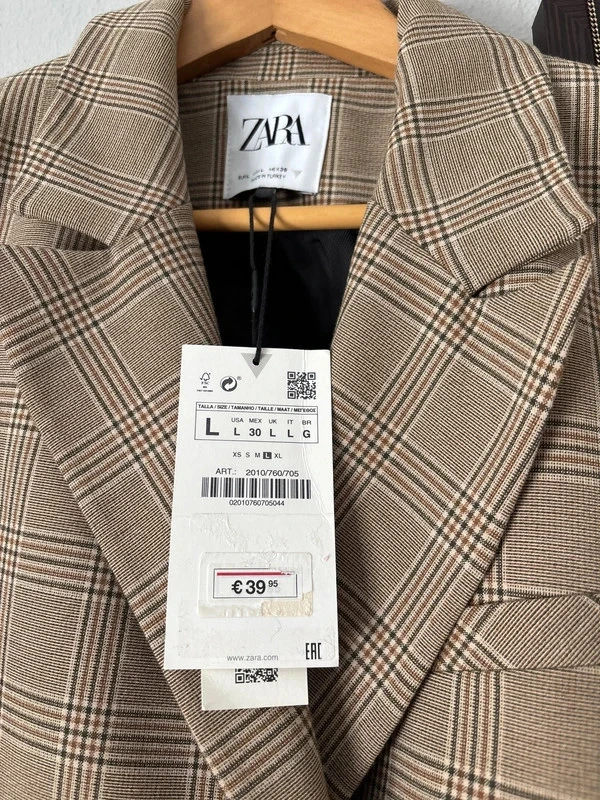 Chaqueta cropped con hombreras de Zara – photo 3